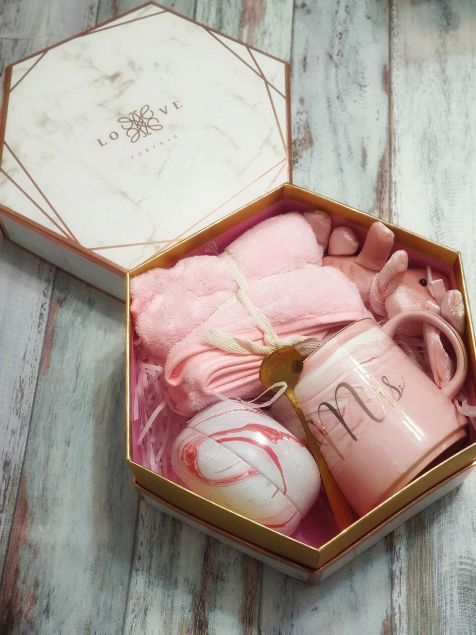 هدية تذكارية Love Forever وردي ماربل مع منشفة